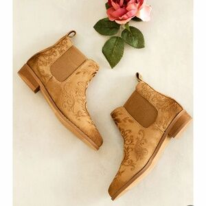 NIB Chelsey Boot in Nutmeg Y4